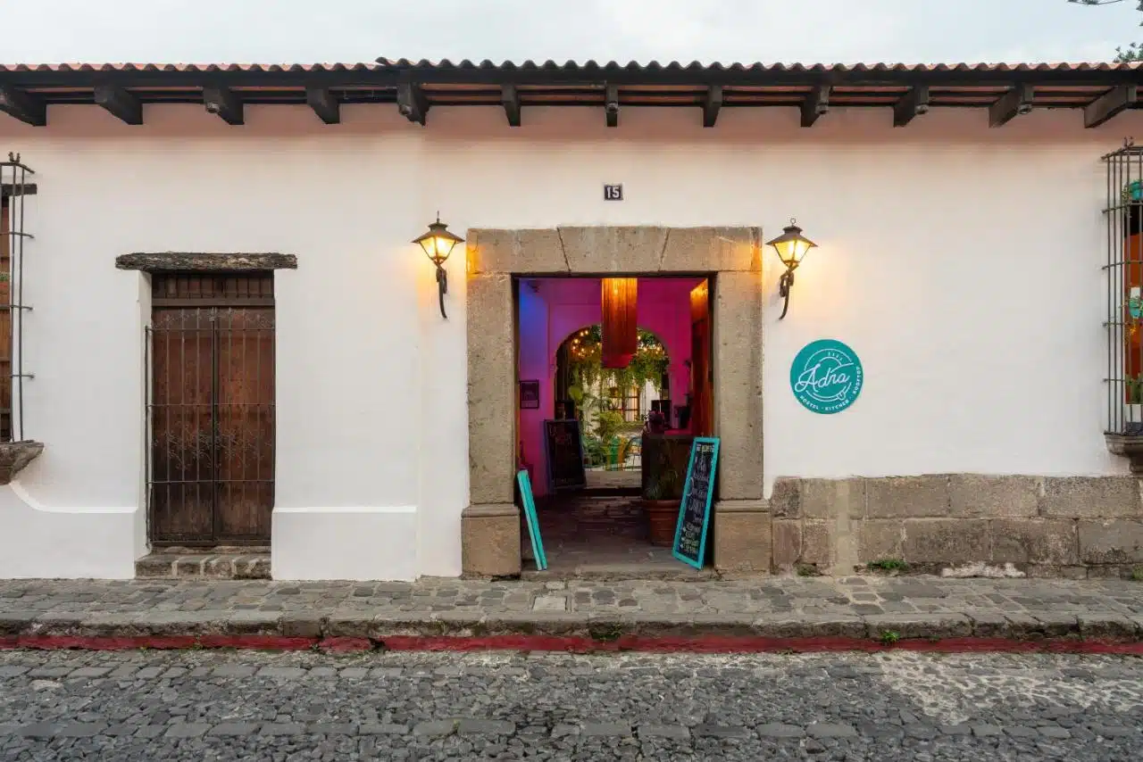 Fachada de adra hostal en antigua guatemala