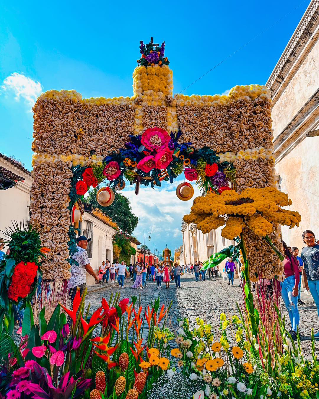 Este es un arco hecho de flores inspirado en el famoso Arco de Santa Catarina en Antigua Guatemala