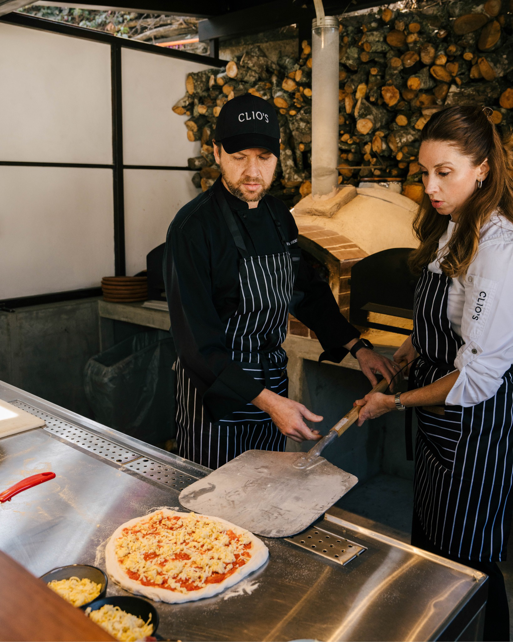 Chefs en el patio de clios cocinando pizza