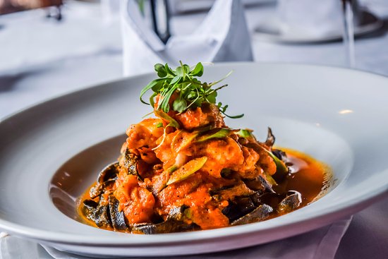 Un plato de pasta de fusión guatemalteca e italiana hecha por el Meson Panza verde