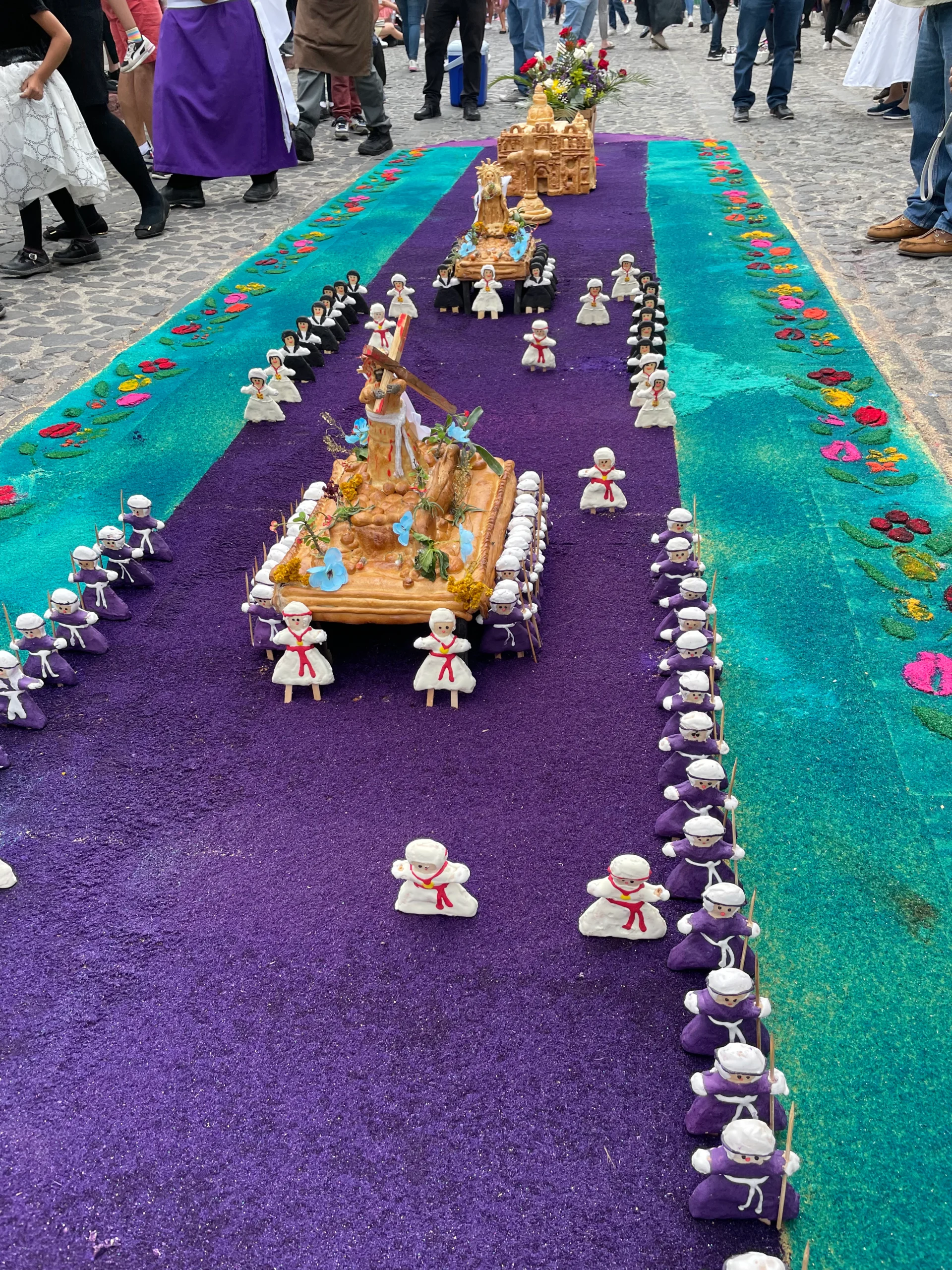 Esta es una alfombra hecha durante la semana santa en Antigua Guatemala