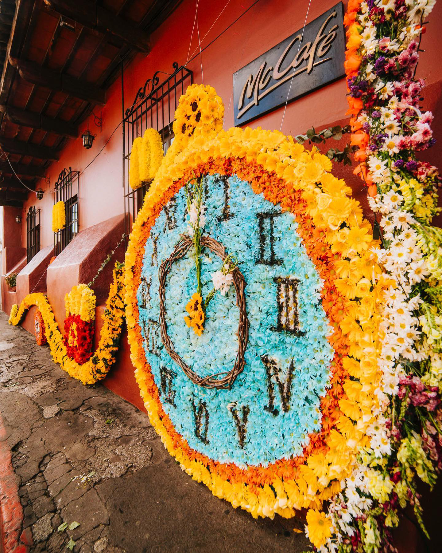 Un arreglo florar hecho por la cadena de restaurantes internacional Mcdonalds en Antigua Guatemala