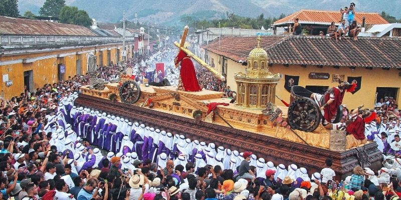 Está es una foto de la procesión de la merced en antigua guatemala.