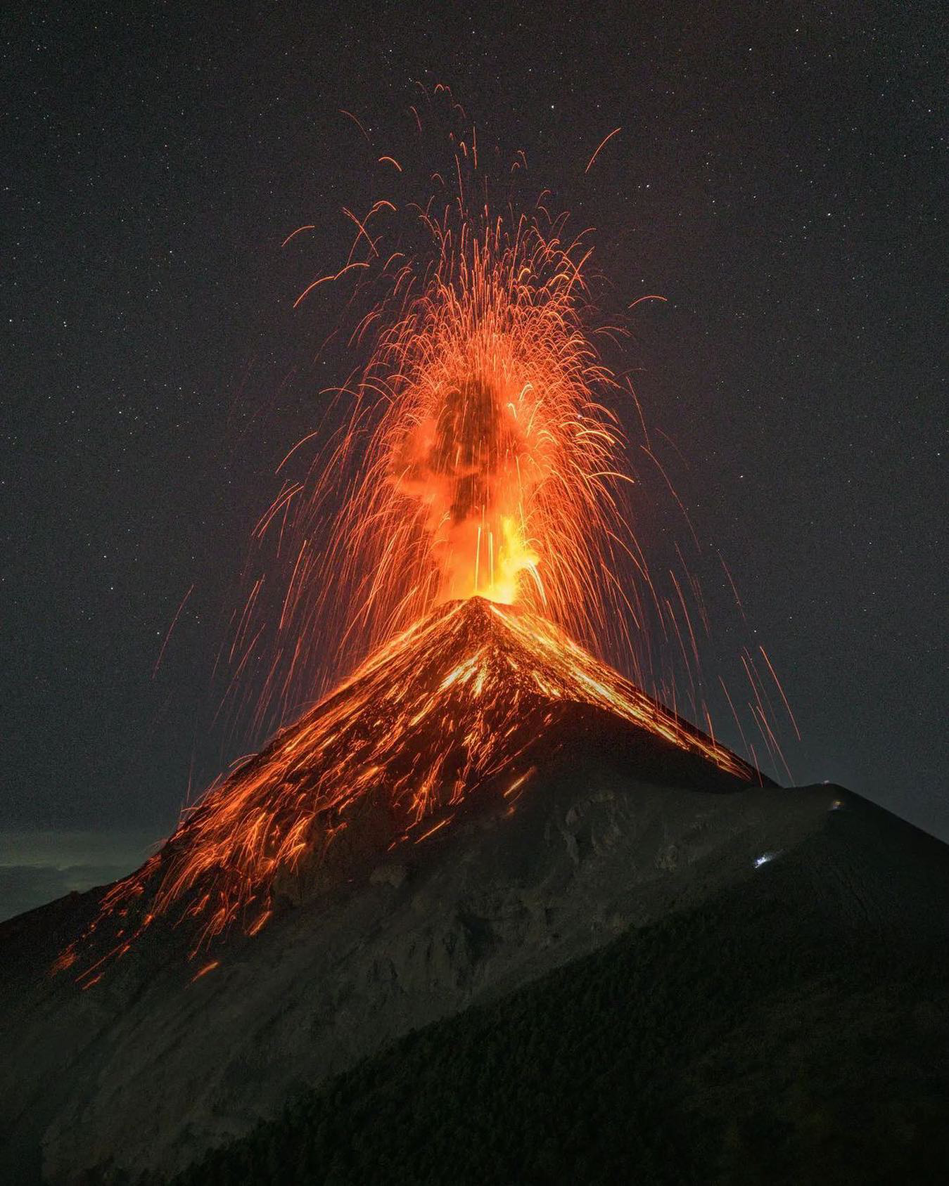 Está es una foto del volcán de fuego haciendo erupción