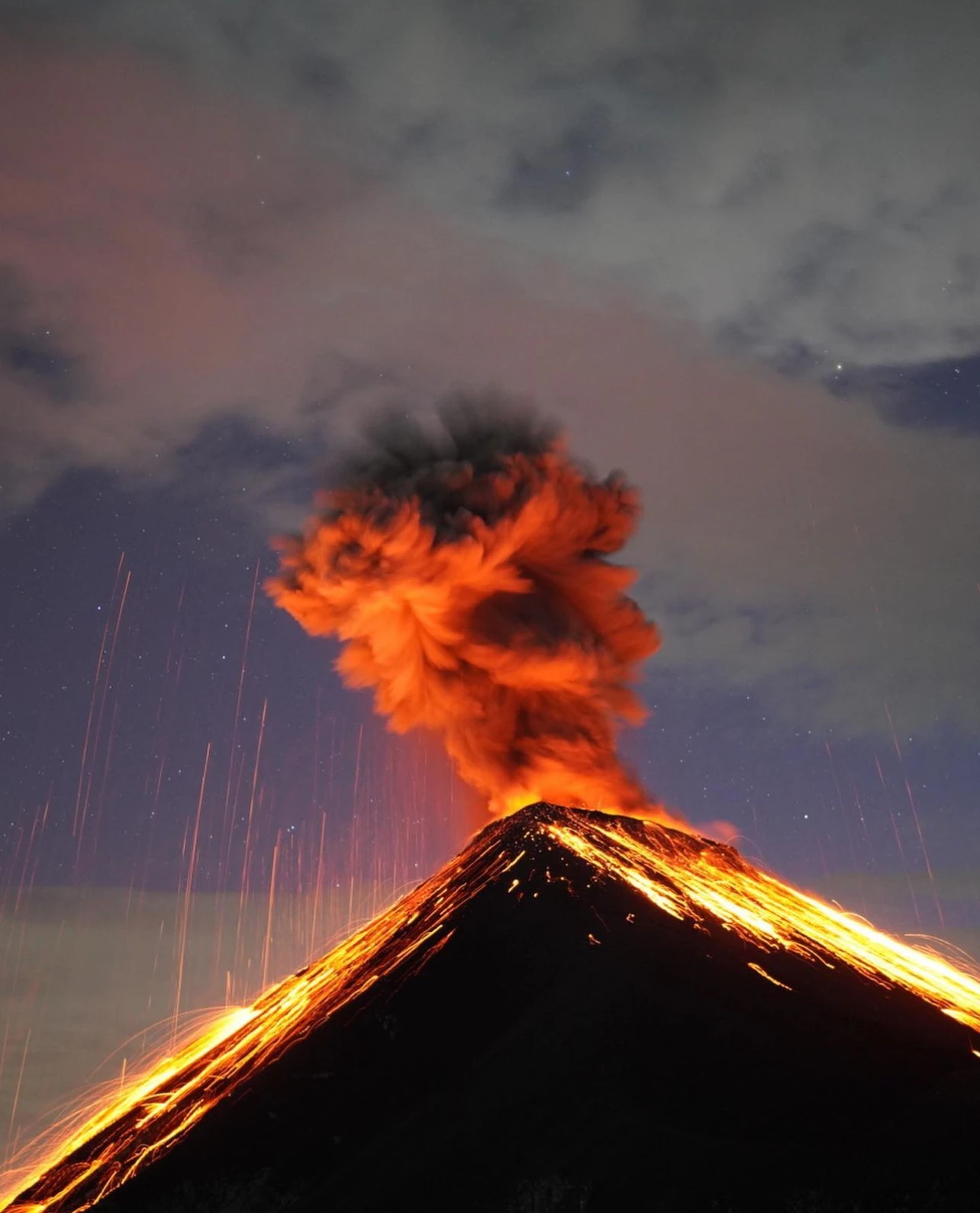 Esta es una foto del volcan de fuego haciendo erupcion