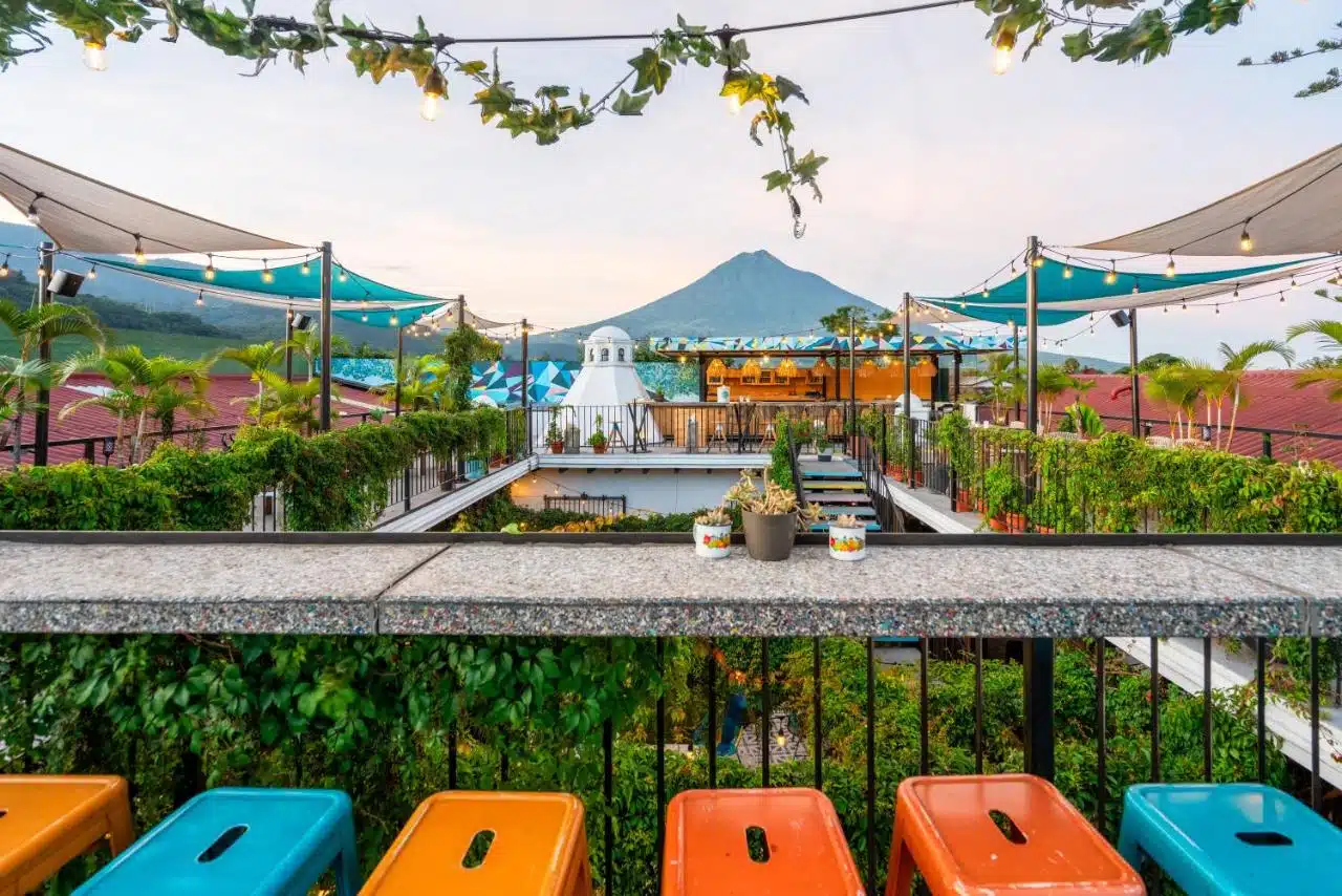 Foto de Adra Hostel en antigua guatamela con los volcanes de fondo