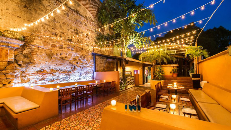 Terraza de las vibras bar en antigua guatemala